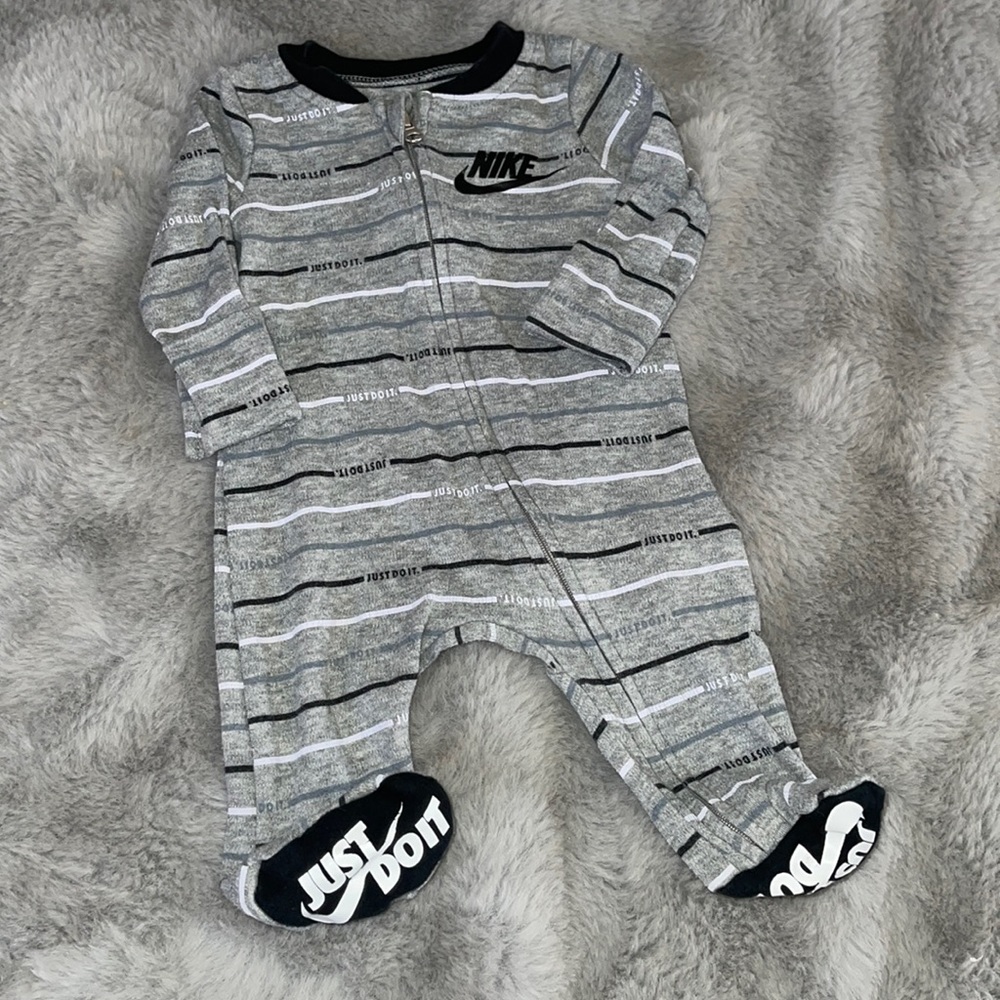 🌈 Nike Baby Boy Sleeper Newborn Grey Stripes Footed Pajama Just Do It